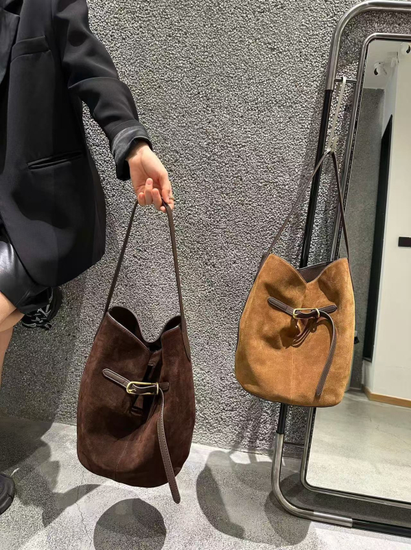 Bucket bag matt felületű anyaggal, poliészter bélés, mágneses zárás, egy vállpánt, belső zseb a telefon számára.