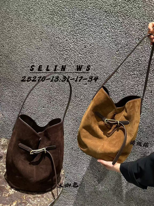 Bucket bag matt felületű anyaggal, poliészter bélés, mágneses zárás, egy vállpánt, belső zseb a telefon számára.