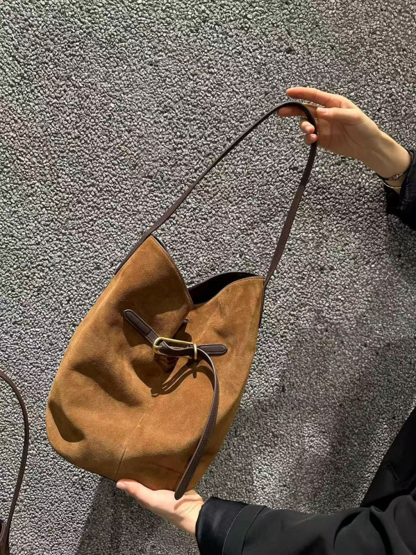 Bucket bag matt felületű anyaggal, poliészter bélés, mágneses zárás, egy vállpánt, belső zseb a telefon számára.