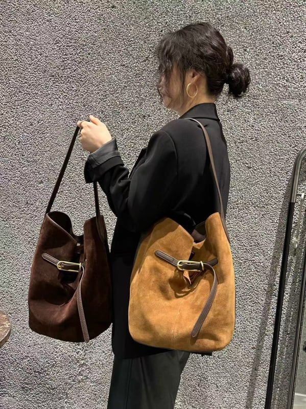 Bucket bag matt felületű anyaggal, poliészter bélés, mágneses zárás, egy vállpánt, belső zseb a telefon számára.