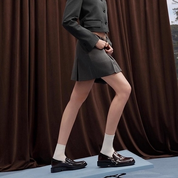 Moteriški loaferiai iš natūralios odos, apvali nosis, žemas kulnas 1–3 cm, įėjimo gylis vidutinis 7–11 cm, tinkami pavasariui ir rudeniui