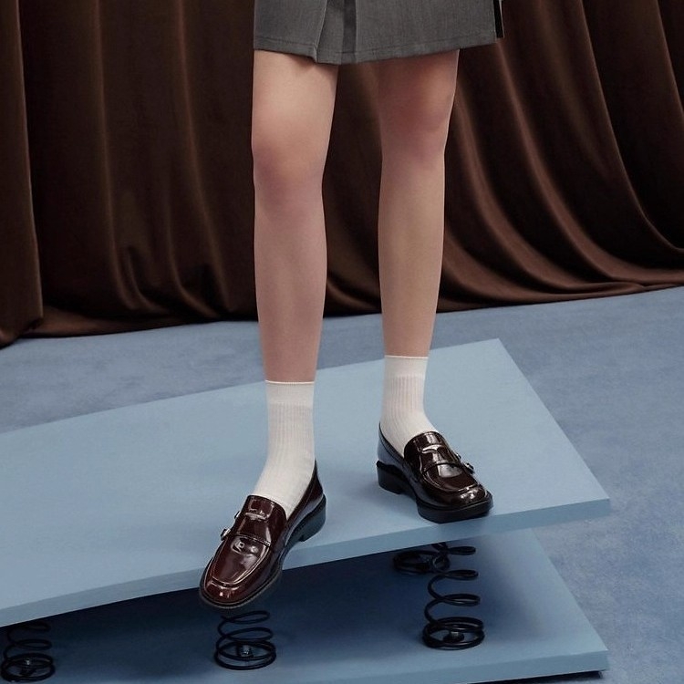 Moteriški loaferiai iš natūralios odos, apvali nosis, žemas kulnas 1–3 cm, įėjimo gylis vidutinis 7–11 cm, tinkami pavasariui ir rudeniui