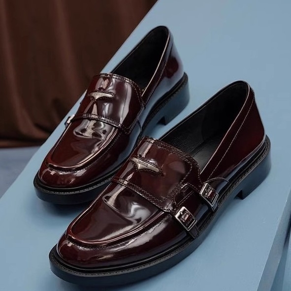 Moterų mokasinai - Viršutinė dalis: karvės oda; Apvalus pirštas; Žemas kulnas; Anga vidutinio gylio (7–11 cm)