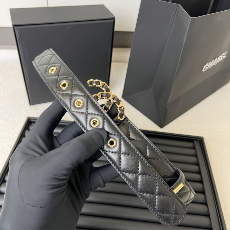 Moteriška juosta su varine ovaline sagtimi, lygi sagtis, raidžių raštas, laisvalaikio stilius