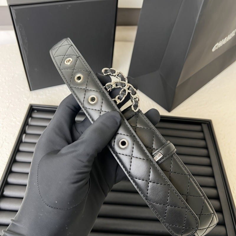 Moteriška juosta su varine ovaline sagtimi, lygi sagtis, raidžių raštas, laisvalaikio stilius