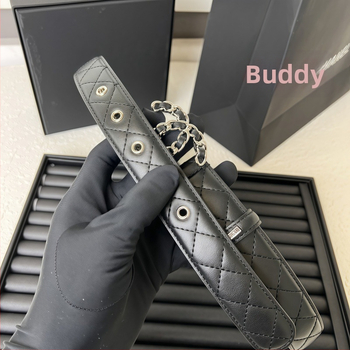 Diržas su varine ovaline sagtimi, lyga užsegimas, raidės raštas, kasdienis stilius