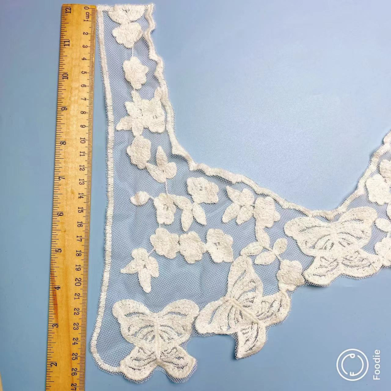 Trodijelni set pidžama od pamuk-saten materijala s izvezenim čipkastim ovratnikom i mrežastim detaljem