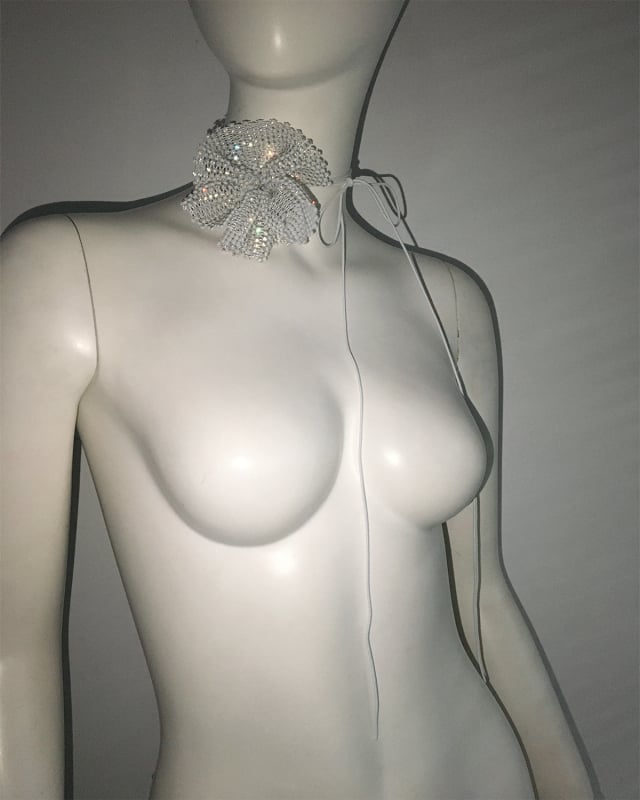 Plastový golier s rhinestone kamienkami a kvetinovým motívom, sieťový dizajn, dámsky doplnok na párty a festival