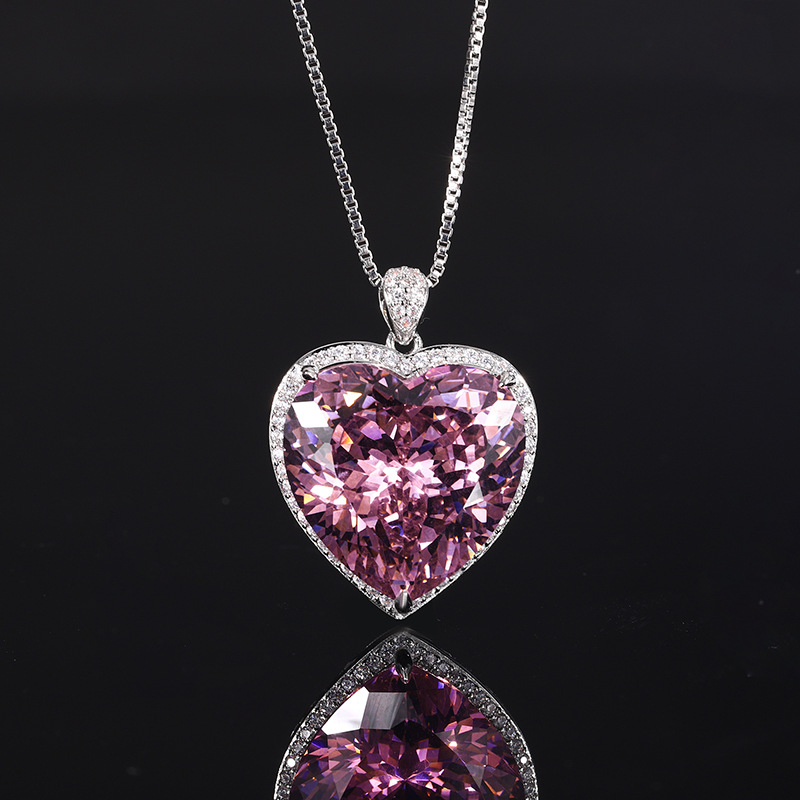 Náhrdelník srdcového prívesku, geometrický štýl, hlavný kameň: diamant, materiál: meď s povlakom