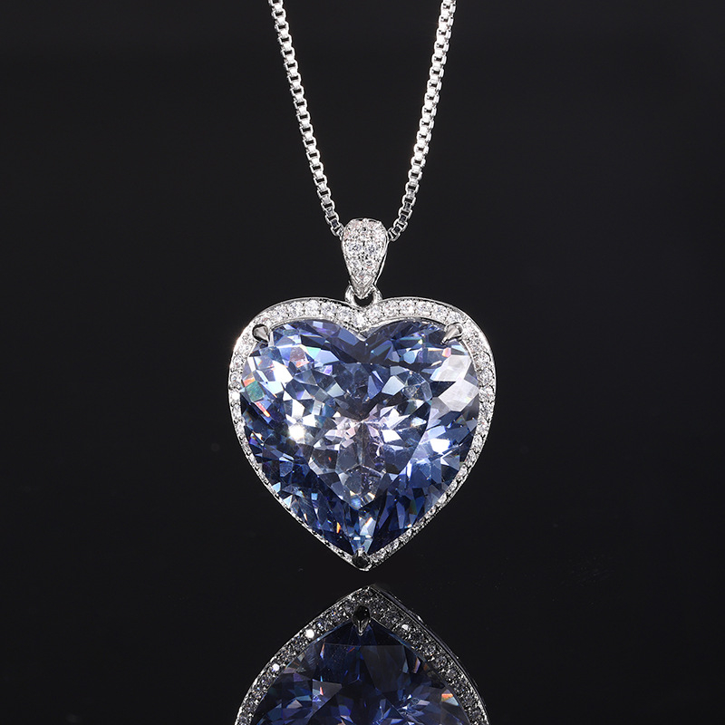 Náhrdelník srdcového prívesku, geometrický štýl, hlavný kameň: diamant, materiál: meď s povlakom