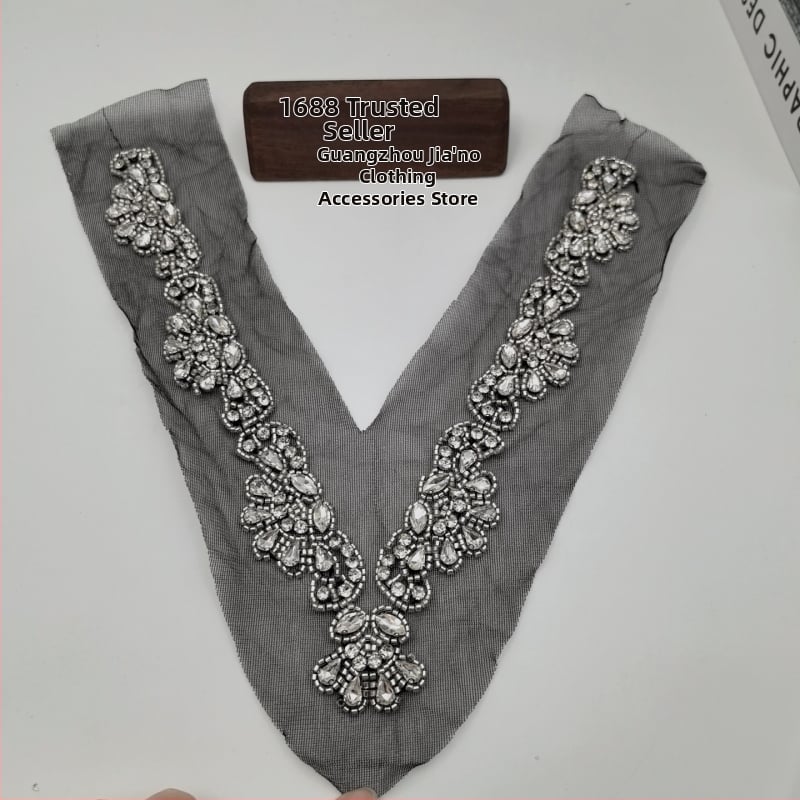 Čipkovaný lem s kvapkami vody – ručná výšivka, polyestrové vlákno; Materiál: polyester; Ozdoby: kvapky vody, ryžové korálky; Použitie: svadobné šaty, svetríky, predsieť, V-krk dekorácia