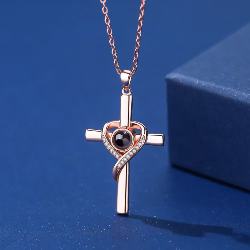 Ogrlica s projekcijom I Love You, bakrena, cirkon kamenje, križasti lanac, višeslojni dizajn