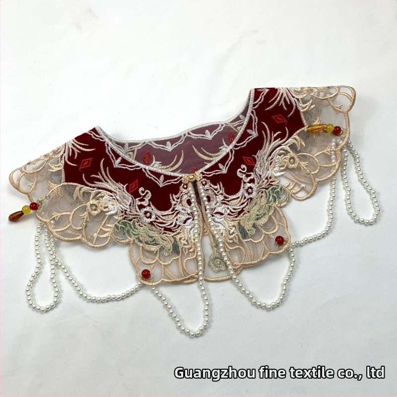 Детски аксесоар за дрехи с водноразтворима бродерия, облачна бродерия на раменете, мотив пеперуда върху яка и мънистени акценти