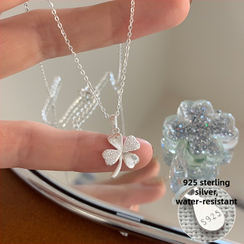 Moteriška sidabro ir cirkono keturių lapų dobilo kaklo papuošalas, japonų–korėjų stilius, pavasaris 2025 (Medžiaga: Sidabras; Stilius: Japonų–Korėjų; Metai/Sesonas: Pavasaris 2025)