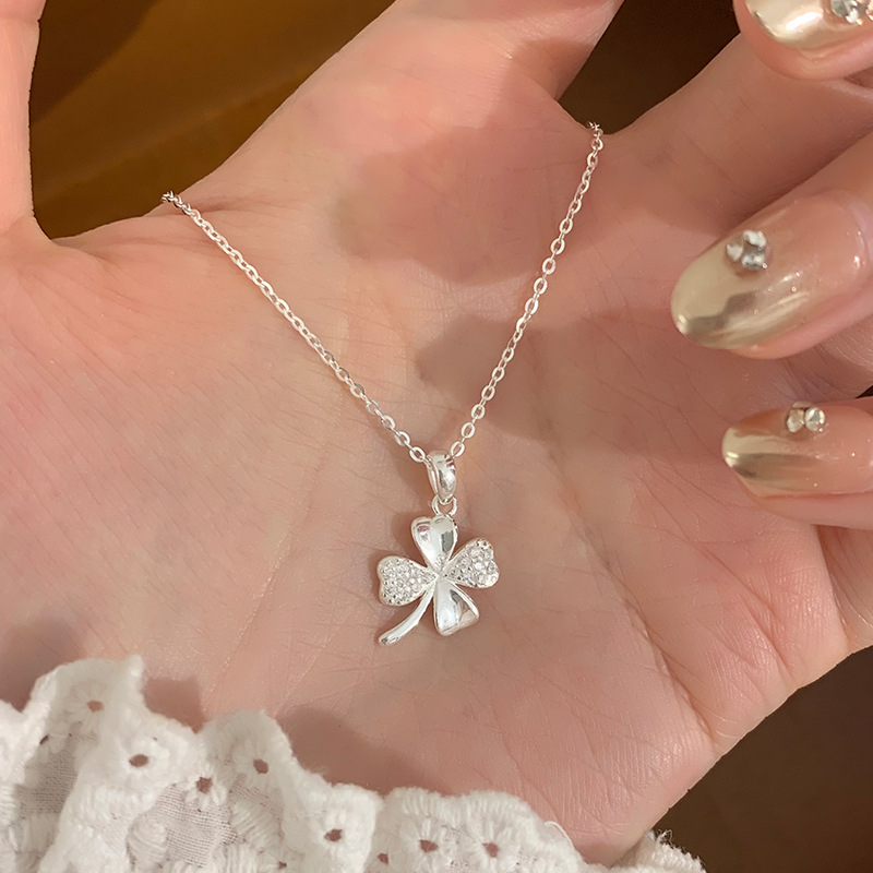 Moteriška sidabro ir cirkono keturių lapų dobilo kaklo papuošalas, japonų–korėjų stilius, pavasaris 2025 (Medžiaga: Sidabras; Stilius: Japonų–Korėjų; Metai/Sesonas: Pavasaris 2025)