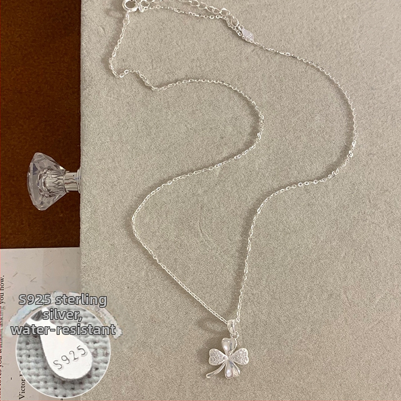 Moteriška sidabro ir cirkono keturių lapų dobilo kaklo papuošalas, japonų–korėjų stilius, pavasaris 2025 (Medžiaga: Sidabras; Stilius: Japonų–Korėjų; Metai/Sesonas: Pavasaris 2025)