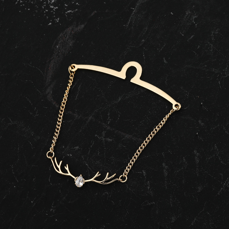 Kaklo klipas su elnio galvos motyvu ir kutų grandine, elektroplatinė lydinys, plokščias galvos stilius