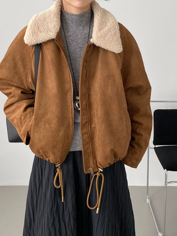 Geacă damă cu umplutură din bumbac, guler din blană de miel, material poliester, fermoar, mâneci lungi