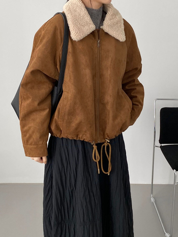 Geacă damă cu umplutură din bumbac, guler din blană de miel, material poliester, fermoar, mâneci lungi