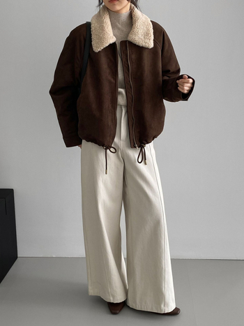 Geacă damă cu umplutură din bumbac, guler din blană de miel, material poliester, fermoar, mâneci lungi