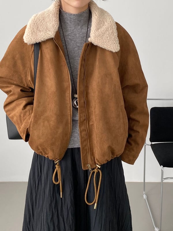 Geacă damă cu umplutură din bumbac, guler din blană de miel, material poliester, fermoar, mâneci lungi