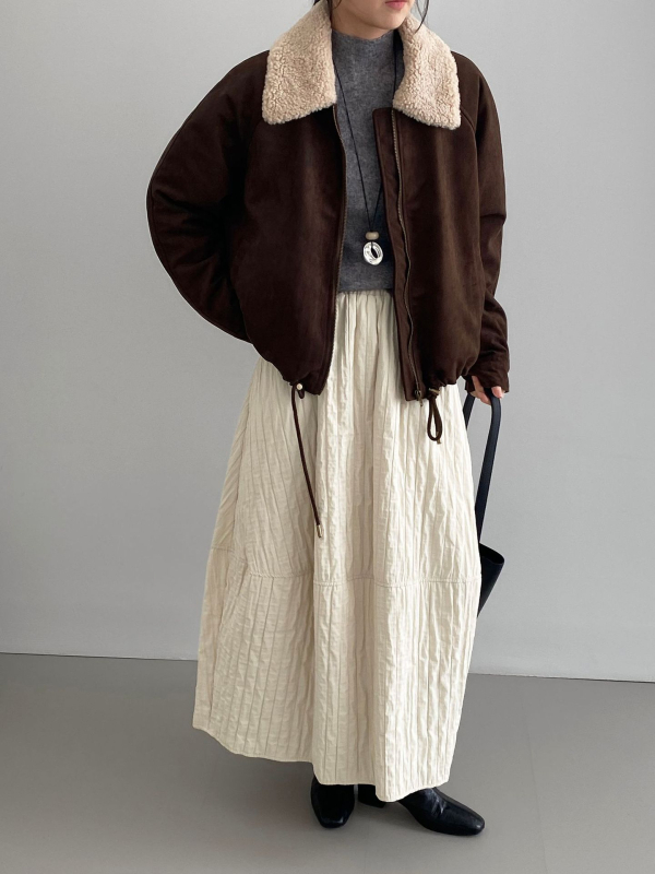 Geacă damă cu umplutură din bumbac, guler din blană de miel, material poliester, fermoar, mâneci lungi