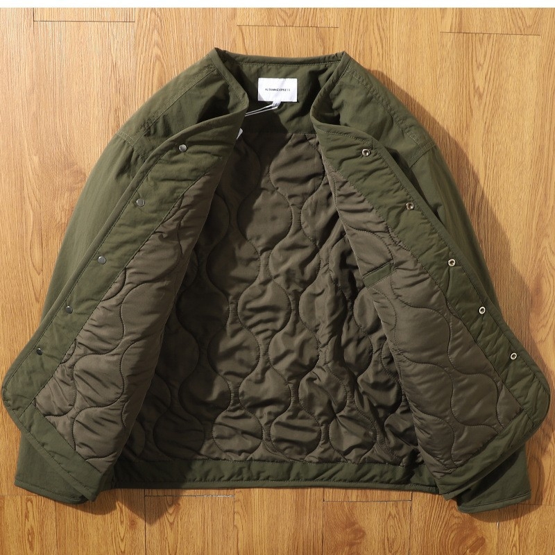 Ανδρικό καπιτονέ μπουφάν χωρίς γιακά — ιαπωνικού ρετρό στυλ, ανθεκτικό στον άνεμο, επένδυση και γέμισμα από πολυεστέρα, πλευρικές τσέπες, στενή γραμμή, κλείσιμο με μία σειρά κουμπιών