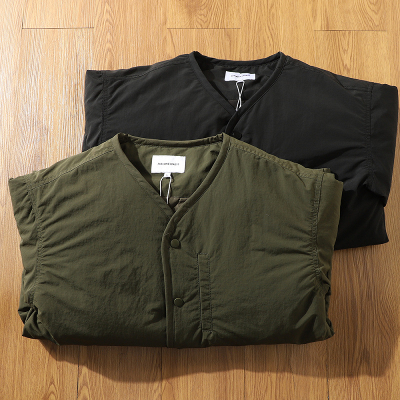 Ανδρικό καπιτονέ μπουφάν χωρίς γιακά — ιαπωνικού ρετρό στυλ, ανθεκτικό στον άνεμο, επένδυση και γέμισμα από πολυεστέρα, πλευρικές τσέπες, στενή γραμμή, κλείσιμο με μία σειρά κουμπιών