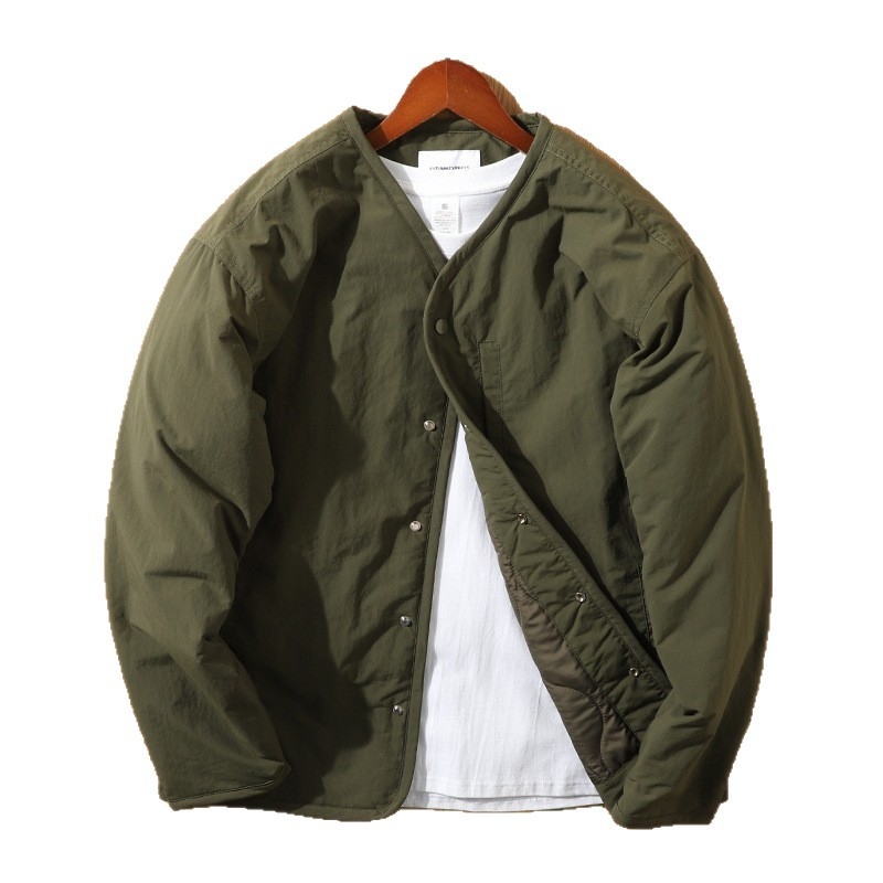 Ανδρικό καπιτονέ μπουφάν χωρίς γιακά — ιαπωνικού ρετρό στυλ, ανθεκτικό στον άνεμο, επένδυση και γέμισμα από πολυεστέρα, πλευρικές τσέπες, στενή γραμμή, κλείσιμο με μία σειρά κουμπιών