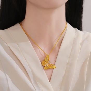 Matt felületű pillangó medálos nyaklánc nőknek, lánc típusú Chopard/keresztes/box, 41-50 cm, könnyű luxus stílus