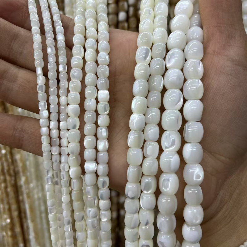 Szabad gyöngyök tengeri kagylóhéjból, hengeres gyöngyök, kézzel polírozott, könnyű luxus stílus, nemes mintázat (Anyag: kagylóhéj; Feldolgozás: kézi polírozás; Stílus: könnyű luxus; Mintázat: nemes; Forma: hengeres)