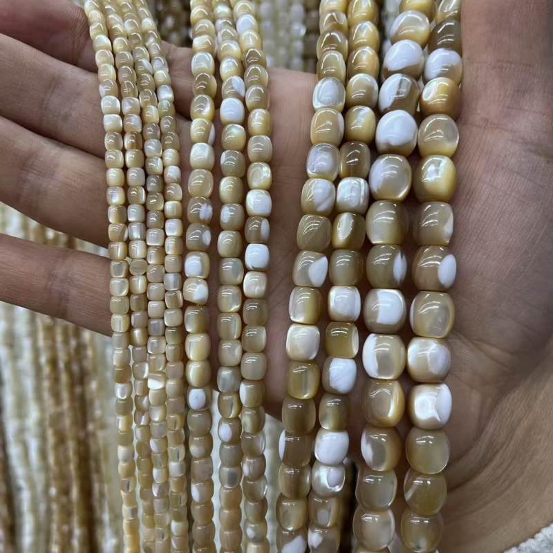 Szabad gyöngyök tengeri kagylóhéjból, hengeres gyöngyök, kézzel polírozott, könnyű luxus stílus, nemes mintázat (Anyag: kagylóhéj; Feldolgozás: kézi polírozás; Stílus: könnyű luxus; Mintázat: nemes; Forma: hengeres)