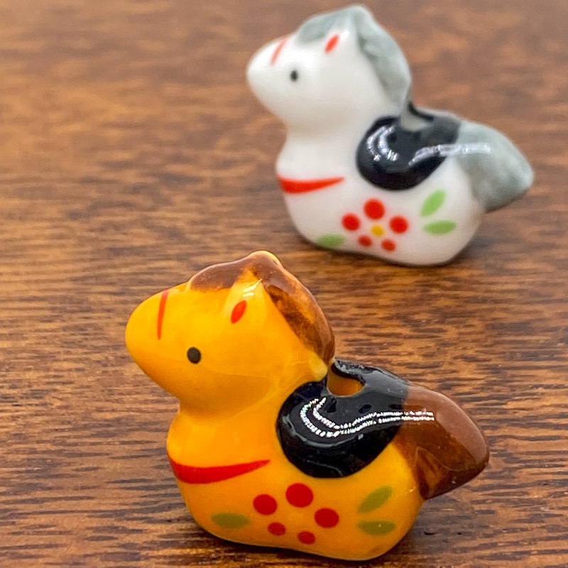 Керамични мъниста за DIY – свободни с мотив коня, ръчно рисувани и глазирани; марка Double hair; сезон лято 2025