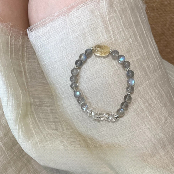 Karkötő citrin kristállyal, oldalsó kövek holdkővel, ötvözetből készült részletek, megfizethető luxus stílus, 2024 őszén debütált