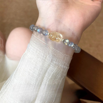 Karkötő citrin kristállyal, oldalsó kövek holdkővel, ötvözetből készült részletek, megfizethető luxus stílus, 2024 őszén debütált