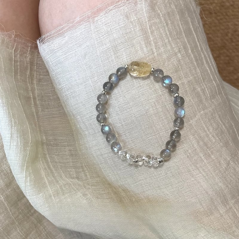 Karkötő citrin kristállyal, oldalsó kövek holdkővel, ötvözetből készült részletek, megfizethető luxus stílus, 2024 őszén debütált