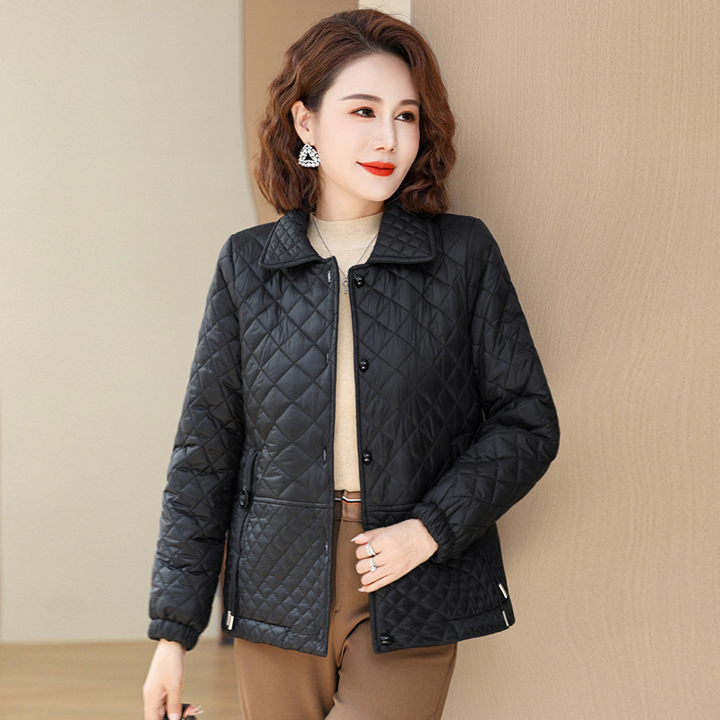 Pamut tömésű, quiltelt kabát fleece-béléssel, egylöves záródású, reveres gallérral, középhosszú téli kabát