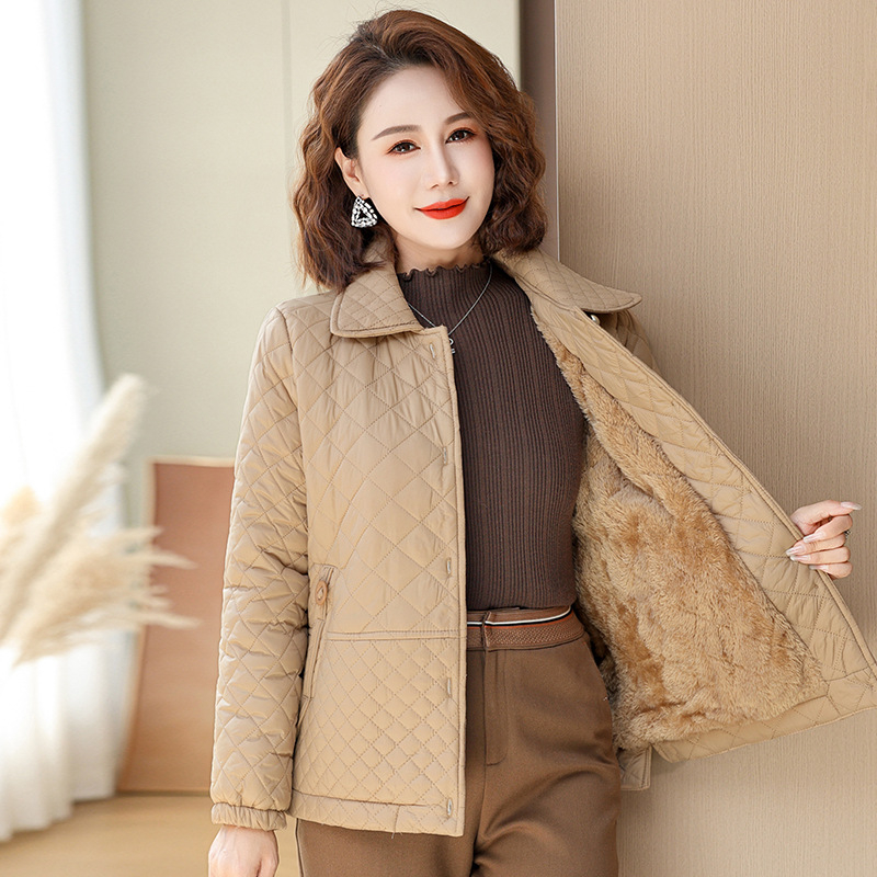 Pamut tömésű, quiltelt kabát fleece-béléssel, egylöves záródású, reveres gallérral, középhosszú téli kabát