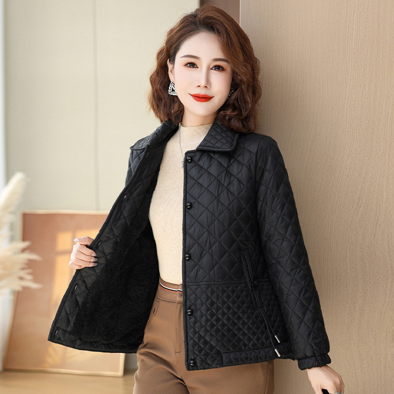 Pamut tömésű, quiltelt kabát fleece-béléssel, egylöves záródású, reveres gallérral, középhosszú téli kabát