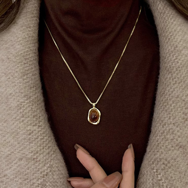 Огърлица с тигрово око, двойно слоена, геометричен дизайн, верига snake bone, дължина 41–50 см, пролет 2025, лек лукс