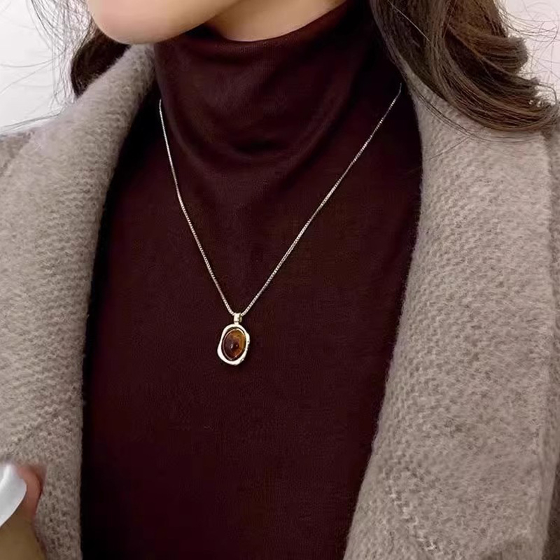 Огърлица с тигрово око, двойно слоена, геометричен дизайн, верига snake bone, дължина 41–50 см, пролет 2025, лек лукс