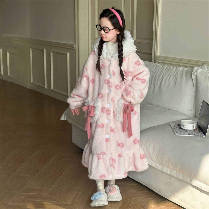 Meitenēm kapucēta naktskleita no korālā velūra, bieza ziemas versija, 99% poliester, mīksta apdare