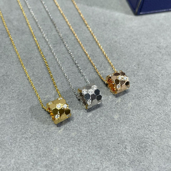 Колие от 925 сребро с ромбовидна висулка в пчелна пита форма, кръстосана верига, електроплатирано, тегло 2.9 g