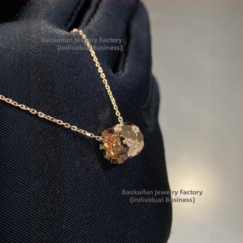 Колие от 925 сребро с ромбовидна висулка в пчелна пита форма, кръстосана верига, електроплатирано, тегло 2.9 g