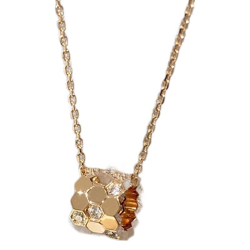 Колие от 925 сребро с ромбовидна висулка в пчелна пита форма, кръстосана верига, електроплатирано, тегло 2.9 g