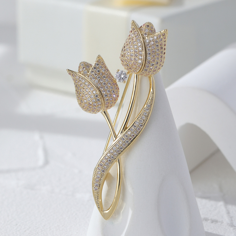 Kitűző – virág mintázat, gyémántokkal kirakott, ötvözet anyagból, dekoráció