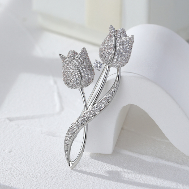 Kitűző – virág mintázat, gyémántokkal kirakott, ötvözet anyagból, dekoráció