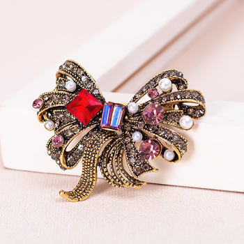 Barokno-palatska mašna broš — cinkov legura, marka Isia, stil: broš, obrada: elektroplatiranje, funkcija: ukrašavanje, dvostruka upotreba, poklon