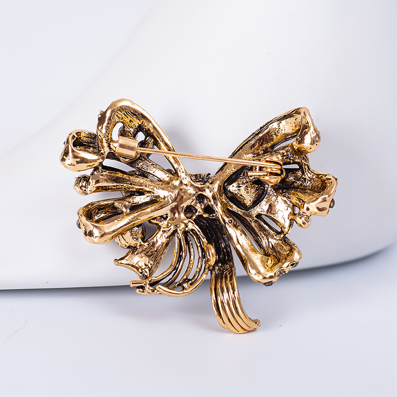 Barokno-palatska mašna broš — cinkov legura, marka Isia, stil: broš, obrada: elektroplatiranje, funkcija: ukrašavanje, dvostruka upotreba, poklon