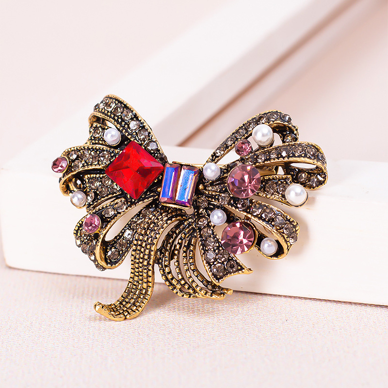 Barokno-palatska mašna broš — cinkov legura, marka Isia, stil: broš, obrada: elektroplatiranje, funkcija: ukrašavanje, dvostruka upotreba, poklon